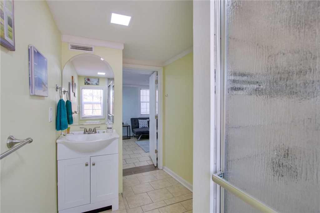 23 Center St - Sunny Side Down - Downstairs Apartment Folly Beach Bilik gambar